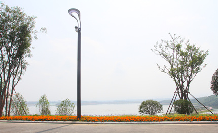 天府新區興隆湖---- 智慧路燈“皎月”