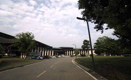 毫無違和感！“山水”路燈融入武漢東湖賓館山水間